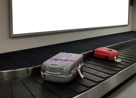 How to Use a Luggage Strap While Traveling