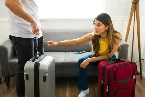 How to Use a Luggage Scale